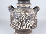 un vase avec un motif sur fond blanc