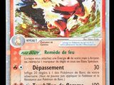 gros plan d'une carte pokemon sur fond noir