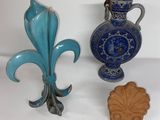 deux vases posés l'un à côté de l'autre sur une table
