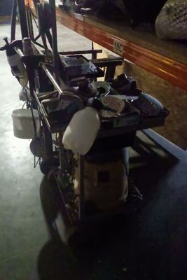 un petit chariot chargé de nombreux objets dans une pièce