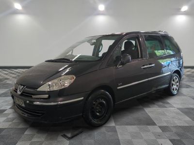la photo d'un monospace noir garé dans un garage