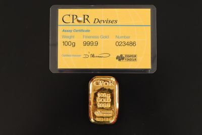 un lingot d'or auquel est attachée une étiquette portant un nom
