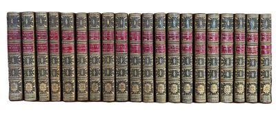 une rangée de vieux livres empilés les uns sur les autres