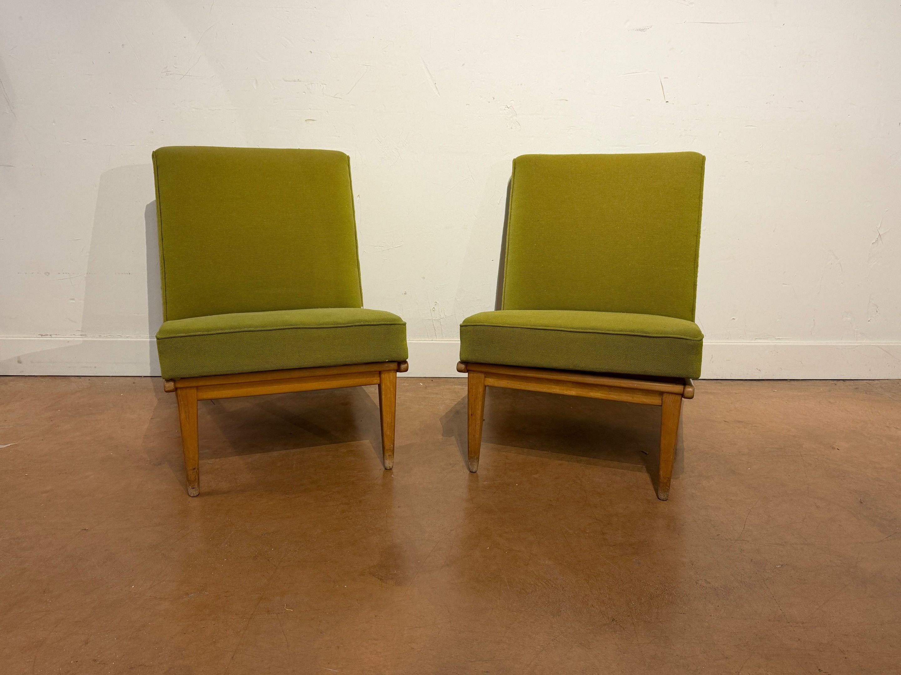 SCANDINAVIE. Paire de fauteuils en bois naturel, garniture d…