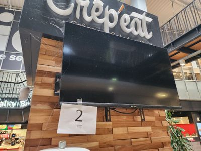 un grand écran de télévision fixé sur le mur d'un immeuble