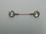 une paire de boucles d'oreilles en diamant sur une surface blanche