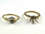 deux bagues en or ornées de diamants et d'émeraudes