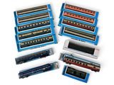 un grand nombre de trains miniatures posés sur une table