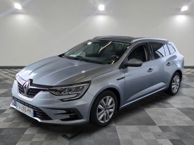 une voiture grise garée dans une pièce au sol en damier