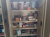 une grande armoire ouverte contenant de nombreux objets
