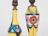 une paire de vases jaunes et bleus ornés de motifs floraux