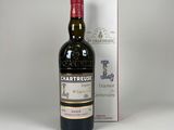 une bouteille de vin à côté d'une boîte