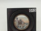 une petite horloge sur laquelle est représenté un train