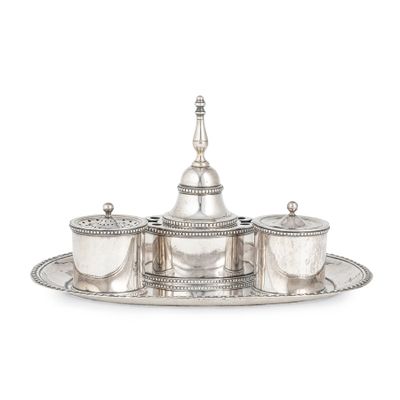 un plateau en argent sur lequel sont posées trois tasses et une soucoupe