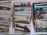 un lot de vieilles cartes postales posées sur une table