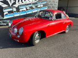 une voiture rouge garée devant un bâtiment