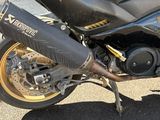 une moto garée sur le côté de la rue