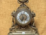 une horloge posée sur une table