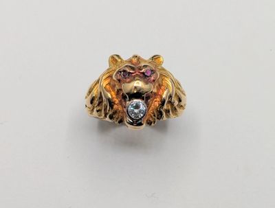 gros plan d'une bague en or avec un diamant au centre