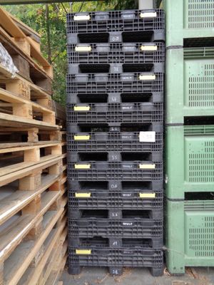 a stack of pallets sitting next to each other on a pallet