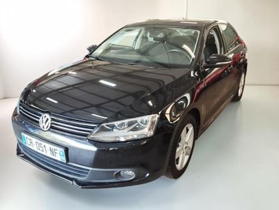 une voiture noire garée dans une pièce blanche