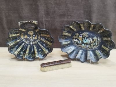 deux plats décoratifs posés sur une table en bois, avec un peigne