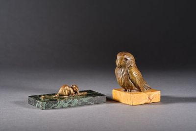 une image représentant une statue de chouette perchée sur une boîte