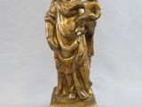 l'image d'une statue représentant une femme tenant un enfant dans ses bras