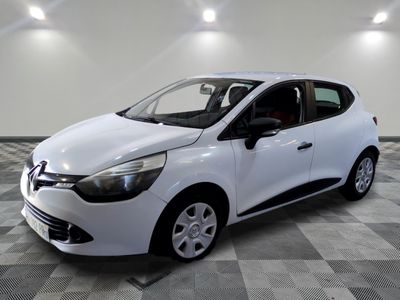 la voiture blanche est garée sur un carrelage à carreaux