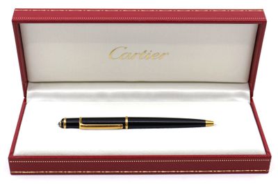 un stylo noir et doré posé dans une boîte rouge