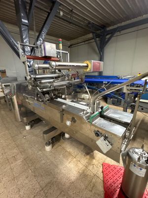 une image représentant une machine située à l'intérieur d'un bâtiment