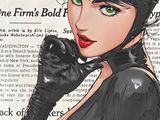 Catwoman en combinaison noire, avec des lunettes de protection et des gants