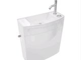 le lavabo de la salle de bains est blanc et est équipé d'un robinet chromé sur le côté