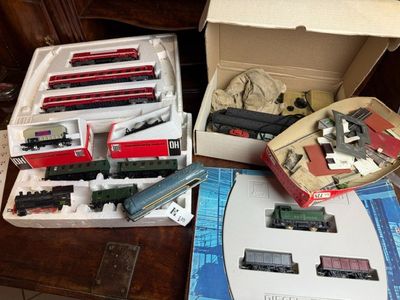 beaucoup de trains miniatures dans une boîte sur une table