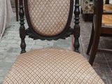 une chaise qui se trouve au milieu d'une pièce