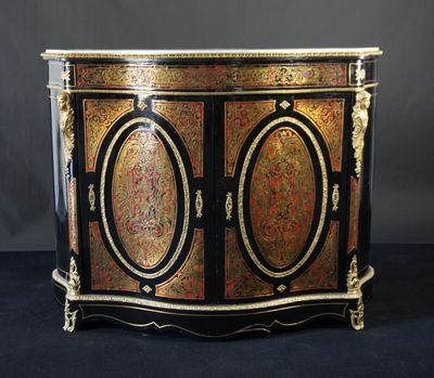 une armoire peinte en noir et or, à deux portes