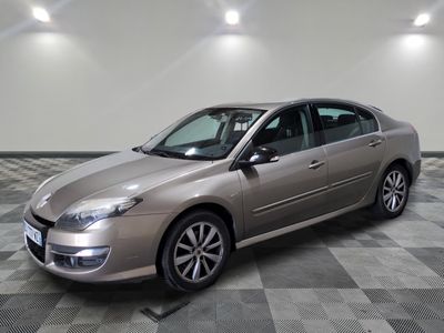 la photo d'une voiture garée dans un garage