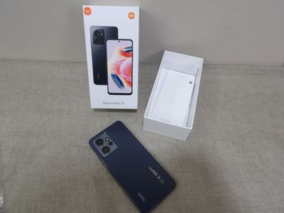 une image représentant une boîte contenant un téléphone, posée sur une table