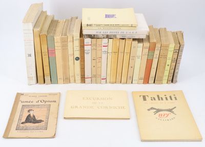 plusieurs livres sont empilés sur une table