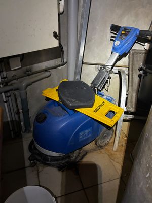 une machine bleue et jaune qui se trouve dans une pièce