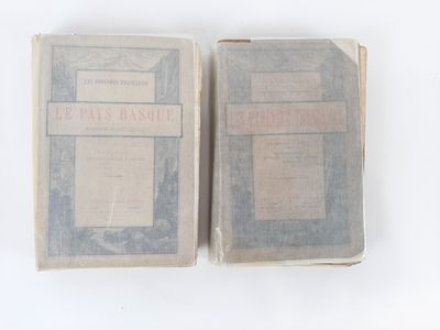 un vieux livre ouvert sur deux pages du même ouvrage
