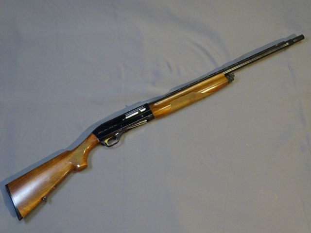 Cat C : AT017-C24-M146245 - Fusil semi-automatique de marque BENE...