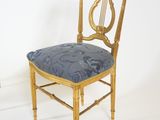 two chairs that are sitting next to each other