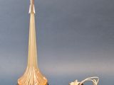 une lampe posée à côté d'une paire de chaussures