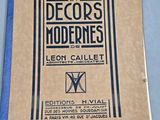 un vieux livre posé sur une table, avec une couverture bleue