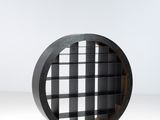 une étagère noire surmontée d'un miroir