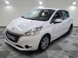 la petite voiture blanche est garée dans une grande pièce