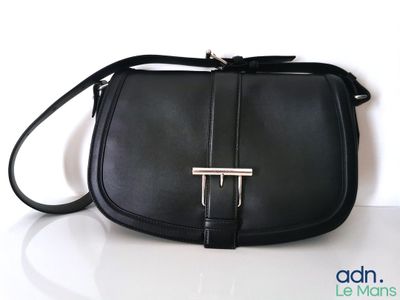 un sac à main noir posé sur une table