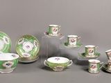 beaucoup d'assiettes, de tasses et de soucoupes vertes et blanches