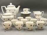 beaucoup de tasses et de soucoupes posées sur la table